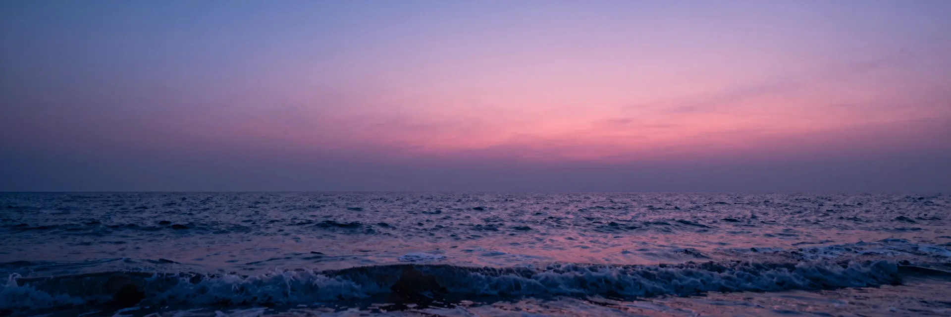 Ultra-wide pure-atmosphere ocean horizon with no cliffs visible